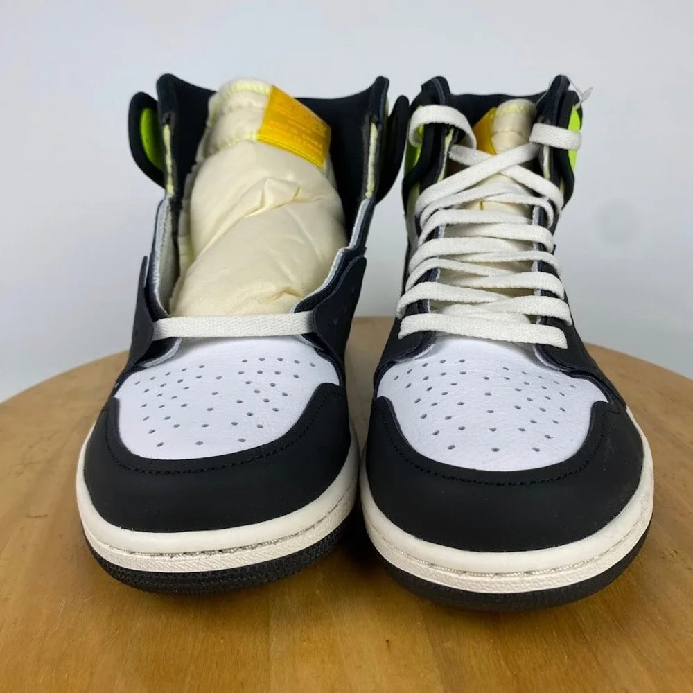 Jordan 1 Retro High OG Mens Size 10 Volt Gold Black White 555088-118 Sneakers